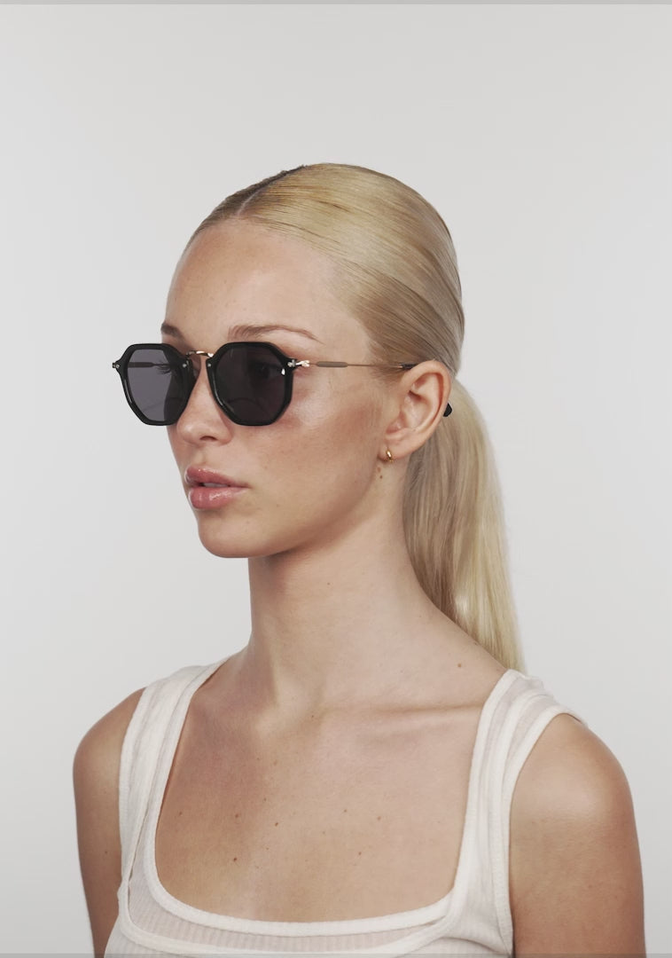 Učitaj video: Roller HEX Black / Black