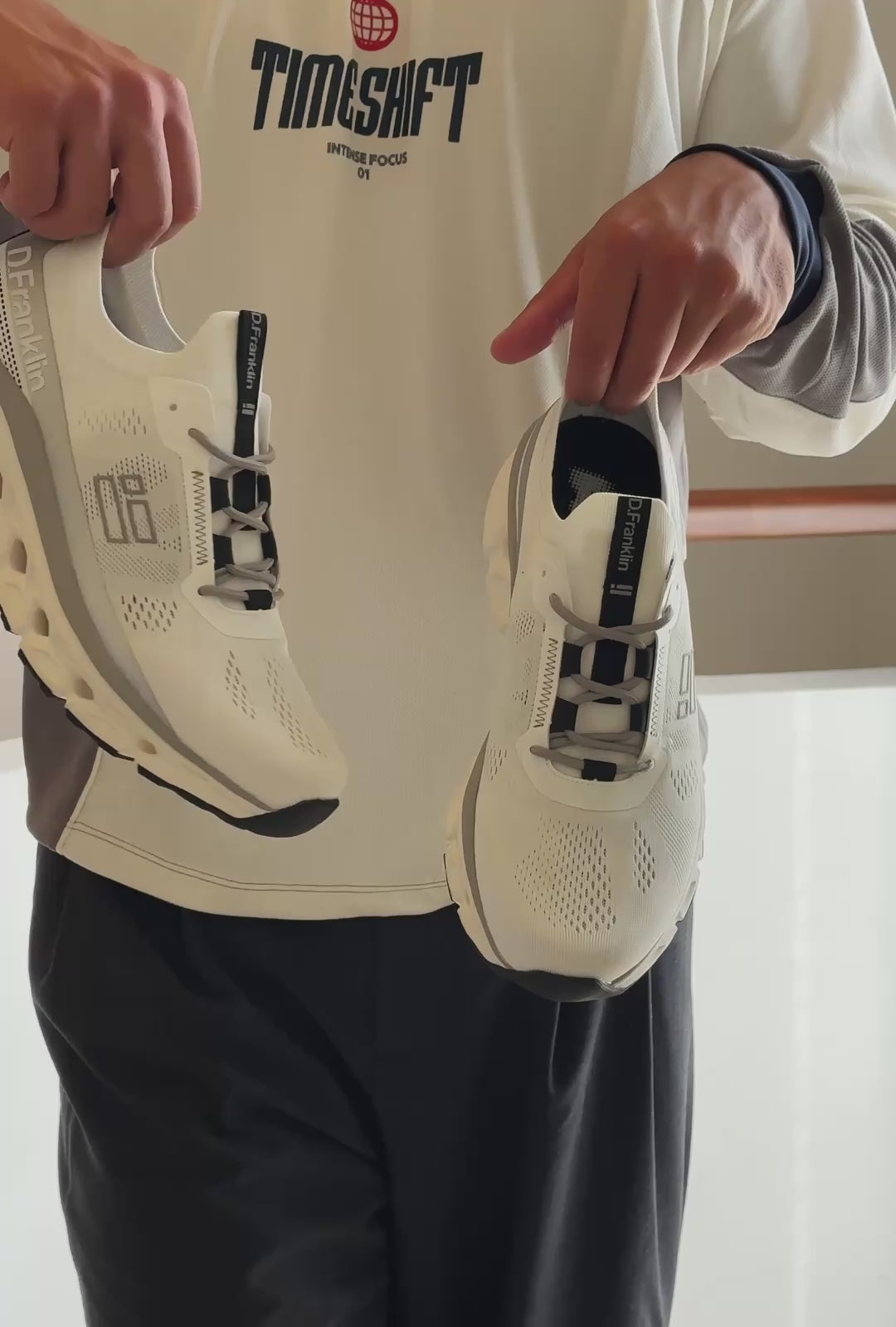 Load video: Aero Sneakers Mesh White / Silver