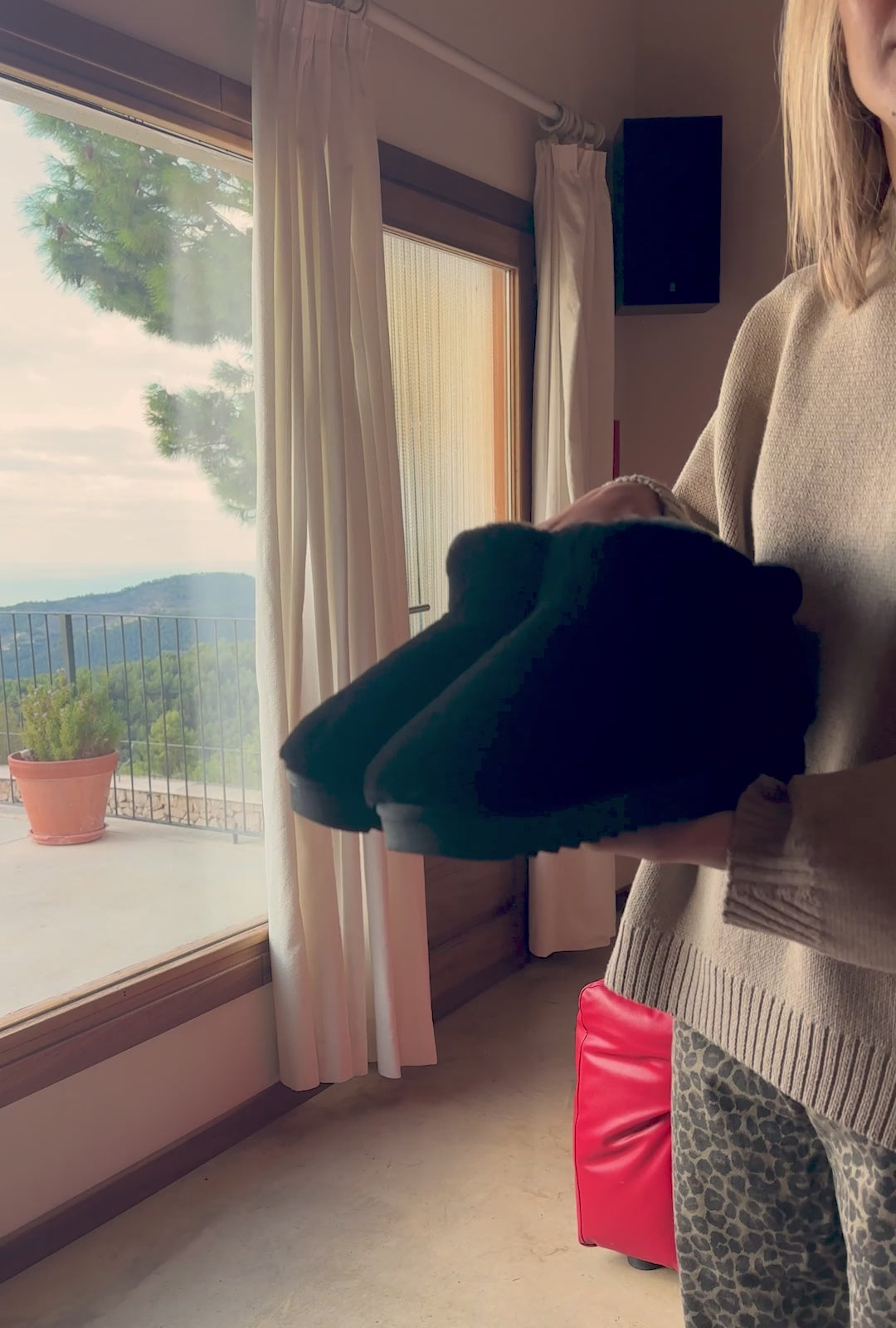 Load video: Nordic Full Fur Black