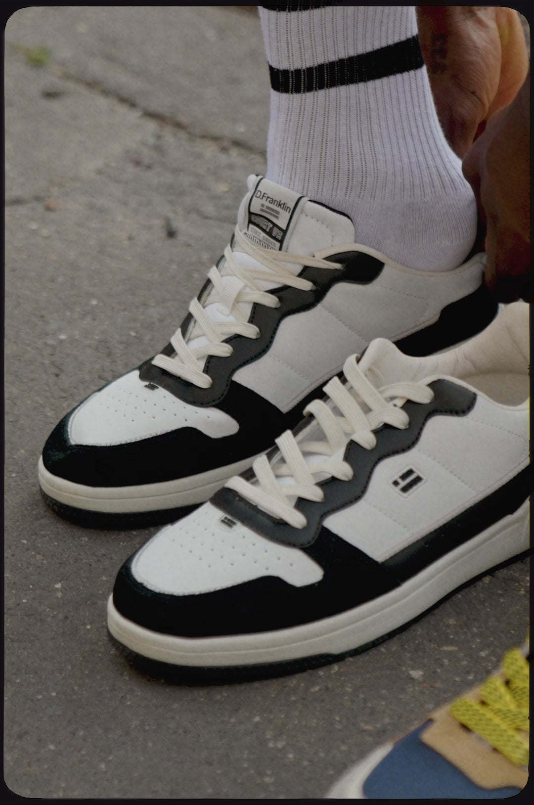 Učitaj video: Court V2 Flag White / Black