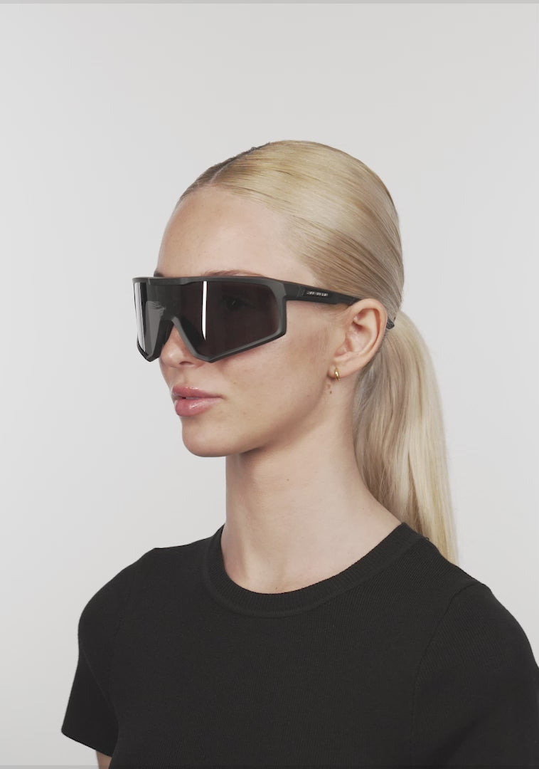 Učitaj video: Hurricane Black / Black