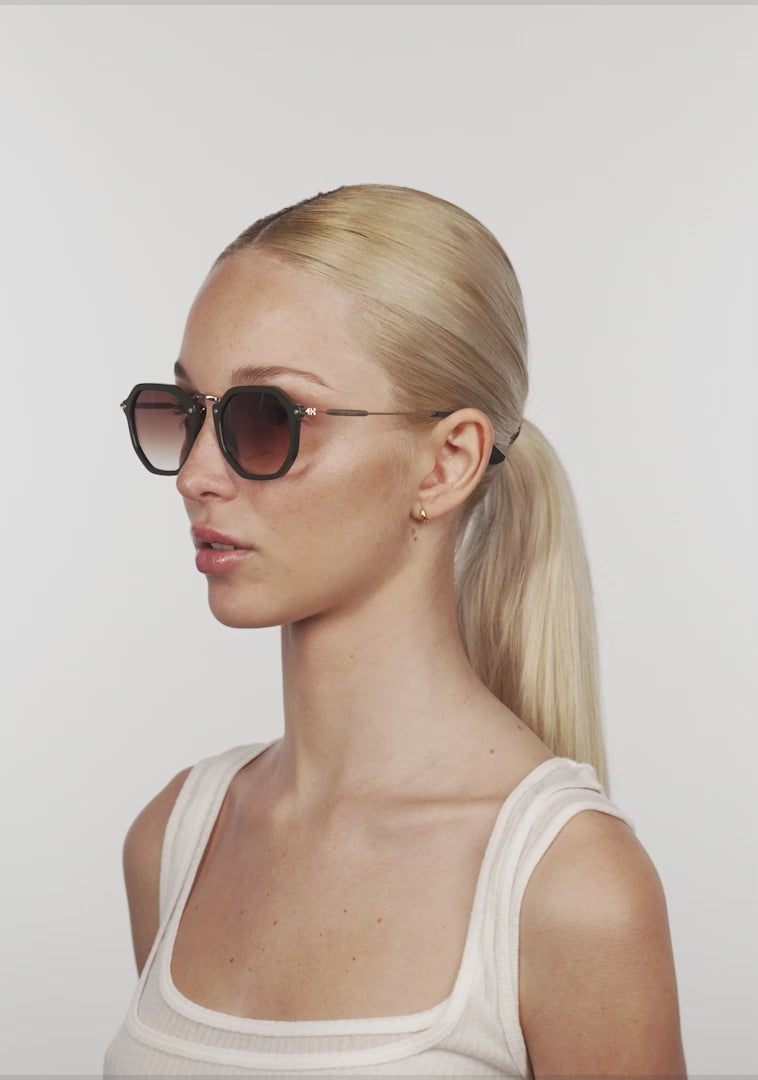 Učitaj video: Roller HEX Dark Green / Grad Brown