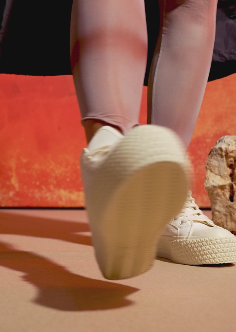 Učitaj video: Triple Med Beige