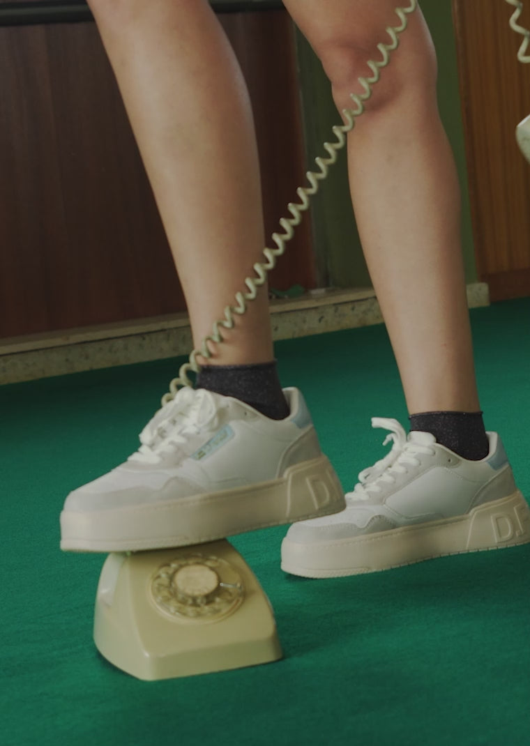 Učitaj video: Low Court Basic White / Blue